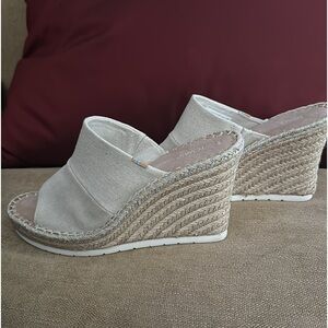 TOMS Open toe 5” Wedge. 8.5 M. Neutral Tones & Woven Wedge. Never been worn.